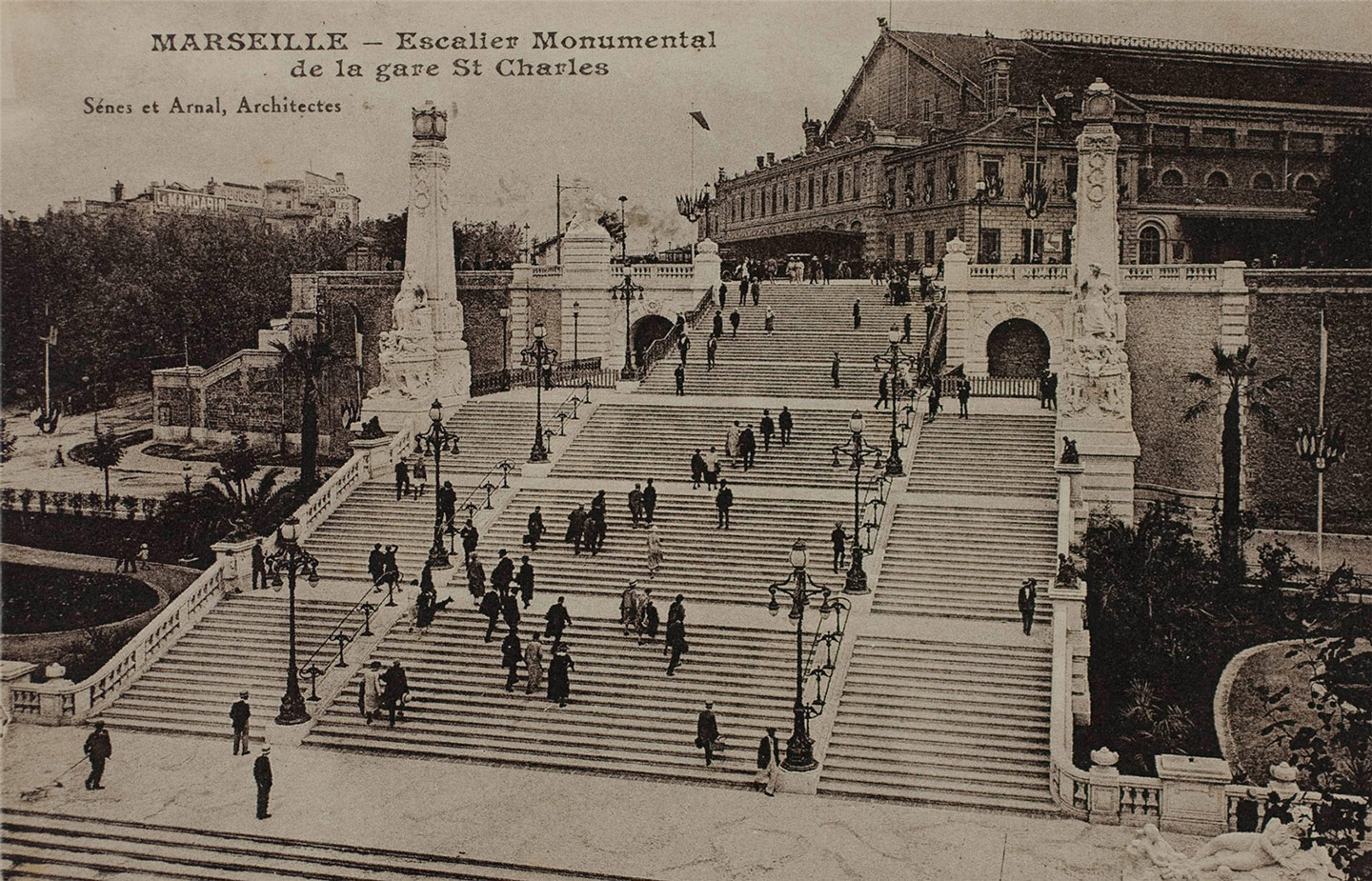 Escalier monumental de la gare St Charles carte postale - anonyme- 1ère moitié XXème coll. Musée d'Histoire de Marseille